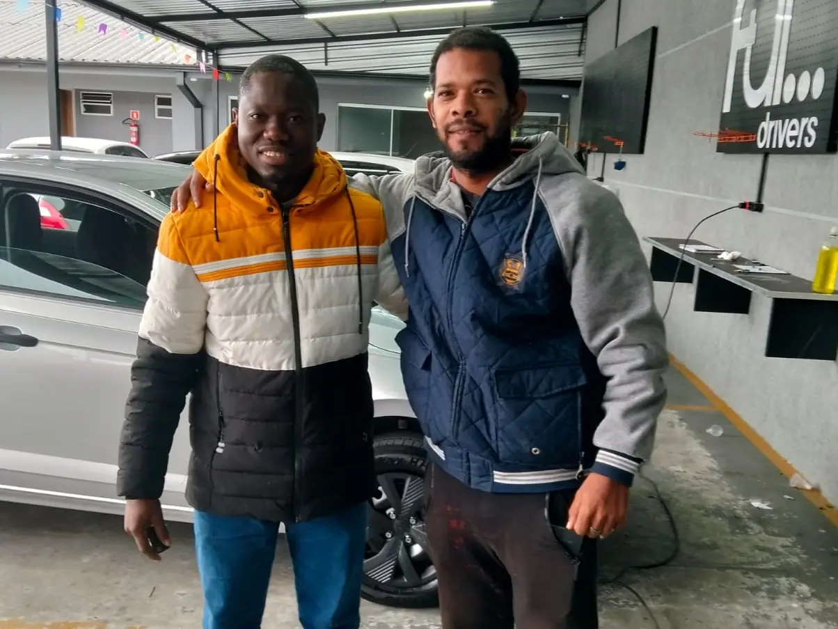 Mandato de Renato Freitas garante apoio a imigrante cubano em situação de vulnerabilidade Vladimir Albino Té (à esq.) e o imigrante cubano Reinier Pacheco Quinone (à dir.)