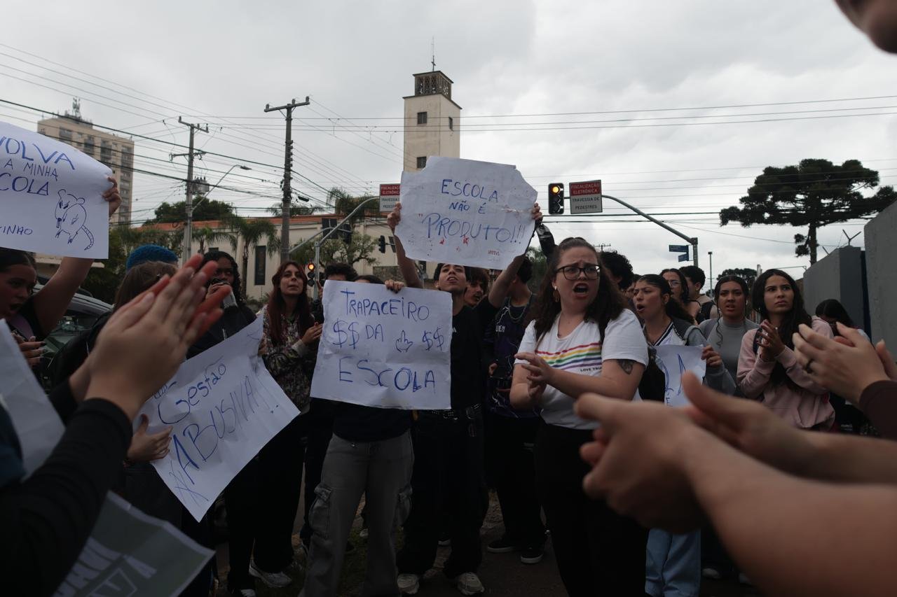 colegio-escola-racismo-manifestacao-diretora