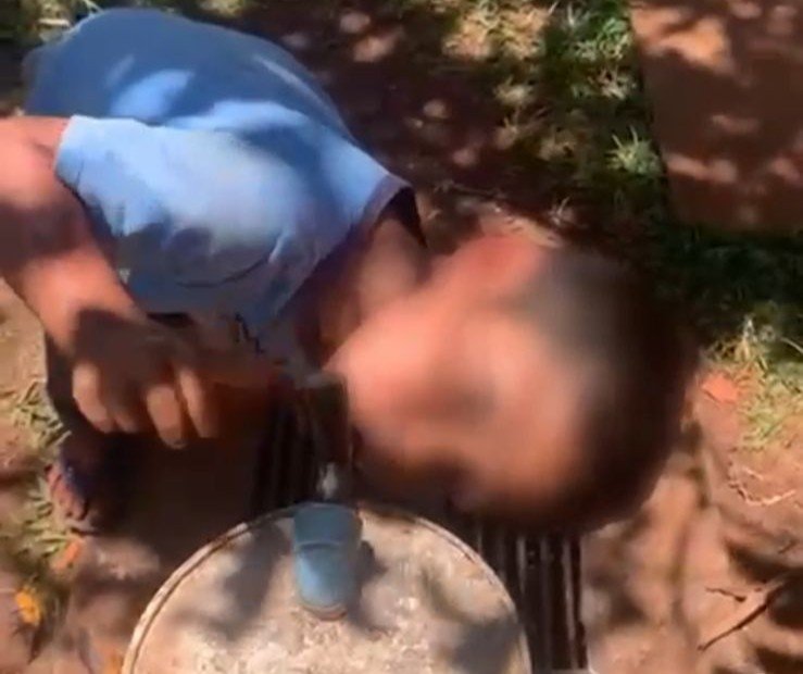 menino-indígena-sede-torneira-sem-agua